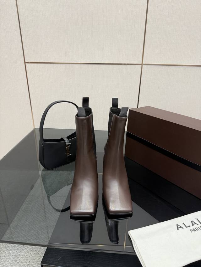 顶级品质 Alaia 一脚踩进姐的舒适区，又A又飒 这双鞋上脚的瞬间就把气场拿捏了 方头＋黑皮＋短靴 三个版型 王炸组合直接把气场焊在脚上皮质看得见的光泽度，超