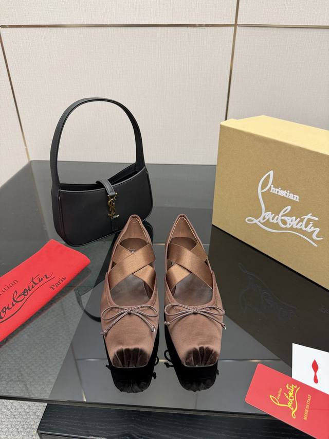 厂价 带钻280 Christinlouboutin Cl25Wf新品 水钻蝴蝶结猪鼻子交叉带芭蕾舞鞋 在时尚的舞台上Cl始终是璀璨的明星 而这款猪鼻子凉鞋 更