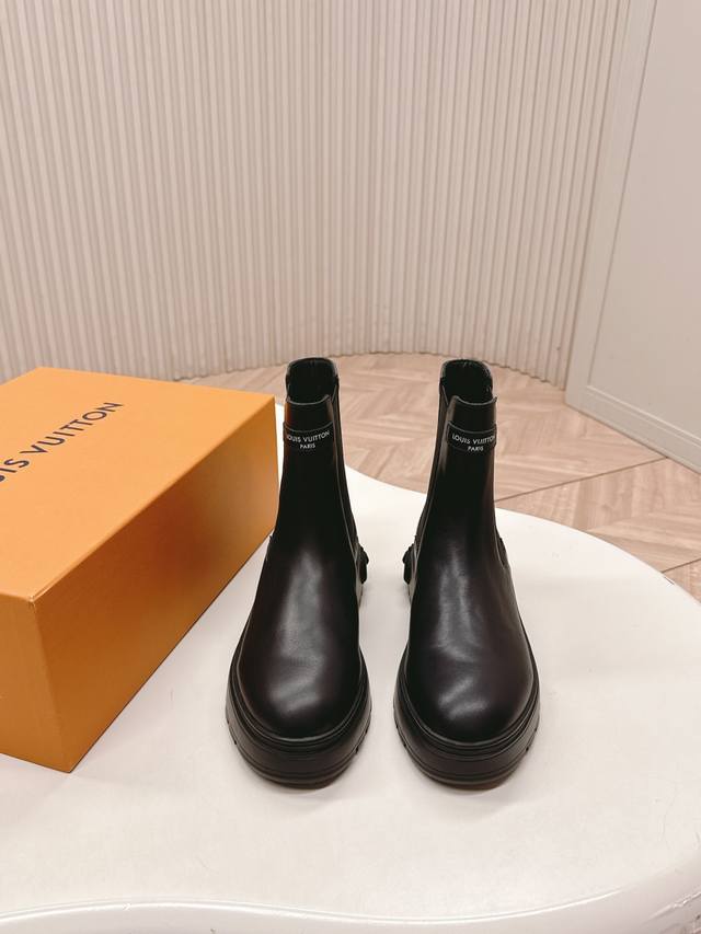 出 Lv驴牌 25Ss 新款秋冬马丁靴短靴 楦型百搭瘦脚Yyds.造型立体饱满，帅气十足 上脚舒适 非常复古风、气场十足，原版老花设计风格非常经典 细节完美 酷