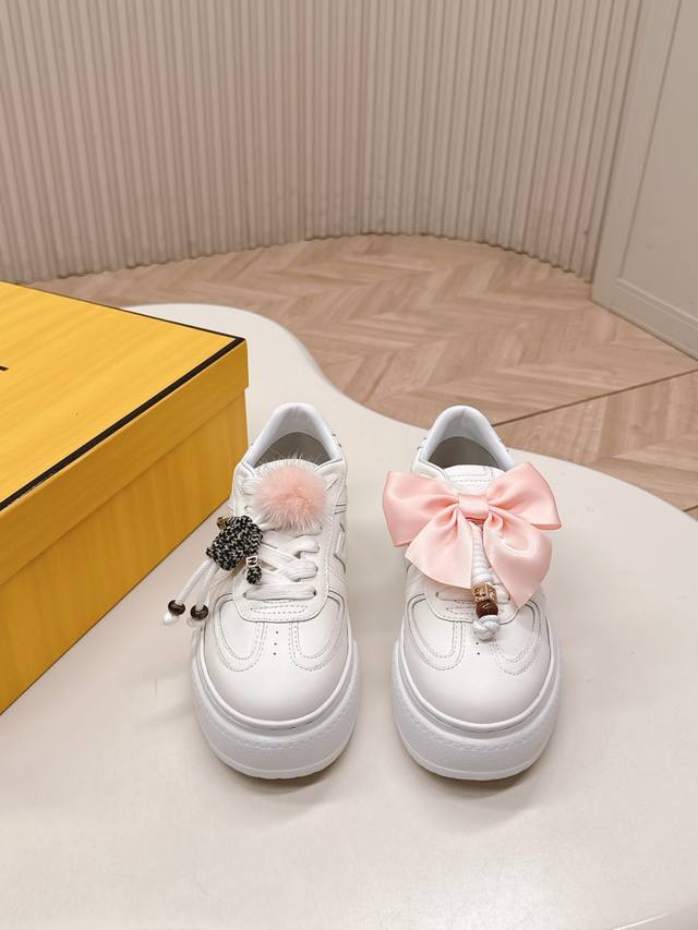 出 全白皮面 芬迪 Fendi 最新款Match的不对称魔法厚底Charm Match系带运动鞋 皮面.牛仔面料效果印花绒面材质。右鞋上饰有带彩色和彩色貂毛细节