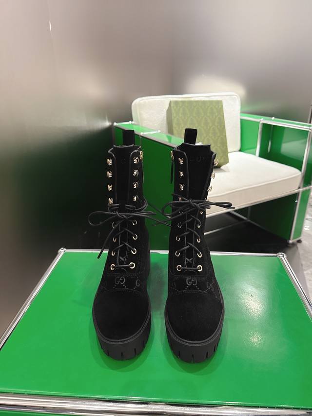 K055 Gucci 古驰. 女士Gg系带踝靴马丁靴 这款系带踝靴采用标志性Gg牛皮革精心制作，彰显品牌隽永优雅的美学风格。这款踝靴采用大胆的廓形设计，搭配橡胶