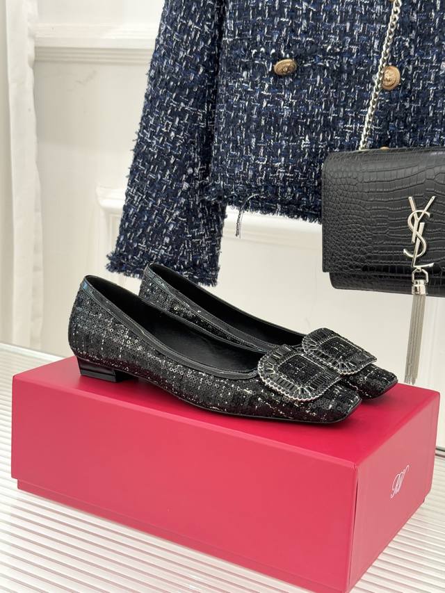 厂价 Roger Vivier｜Rv经典水钻大方扣 粗跟单鞋 经典水钻方扣设计自带高光滤镜 方头+粗跟 优雅又好走 钻扣在光下Blingbling 约会、通勤、
