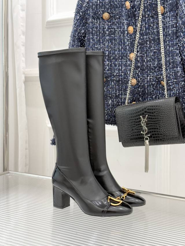 厂价 Gucci 古驰25Wf新品马衔扣粗跟 弹力靴长靴 以标志性美学重塑冬日踝间格调。 浅金色调马衔扣缀于靴面 复刻品牌七十载经典符号 每一处金属肌理都藏着奢