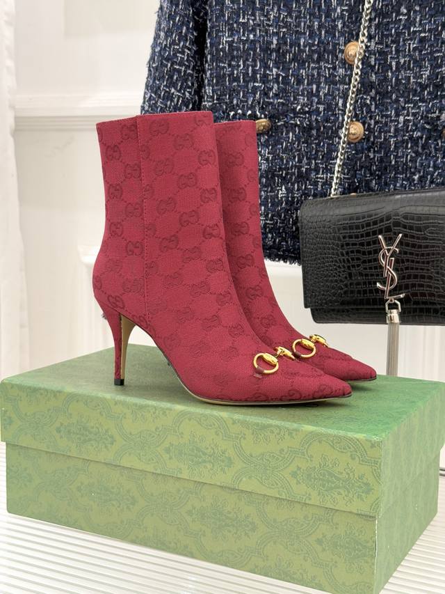 厂价 Gucci 古驰25Wf新品马衔扣尖头 侧拉链高跟短靴 它以标志性的马衔扣为点睛之笔 彰显着品牌深厚的马术传承与奢华底蕴。 这款凉鞋采用优质材质制造 质感