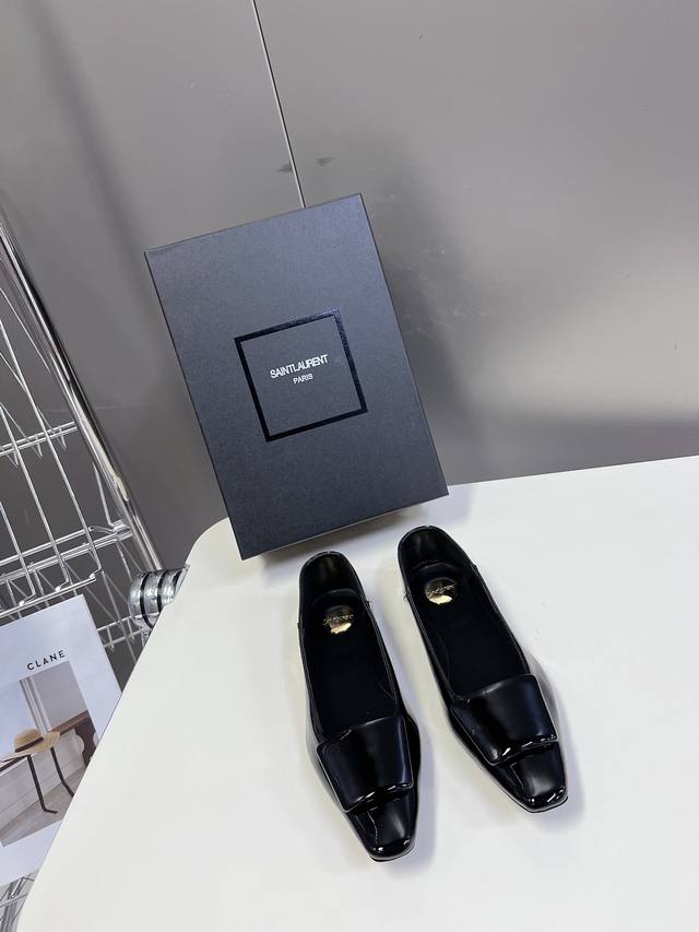 Saint Laurent圣罗兰家经典秀款单鞋、超级超级无敌火爆的一个款这款我们家每个版面的五金扣都要开模1:1定制！大小质感与原版完全一致鞋面材质采用进口开边