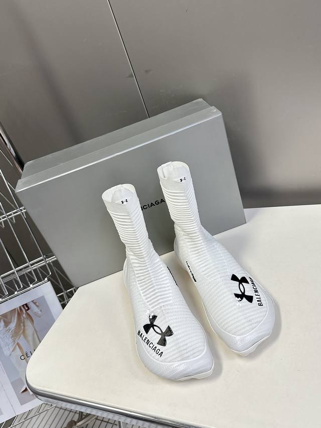 巴黎世家Balenciaga春夏秀款安德玛联名情侣款袜子鞋 专柜10310Rmb购入开发 Balenciaga和Under Armour胶囊系列是一个高端奢侈品