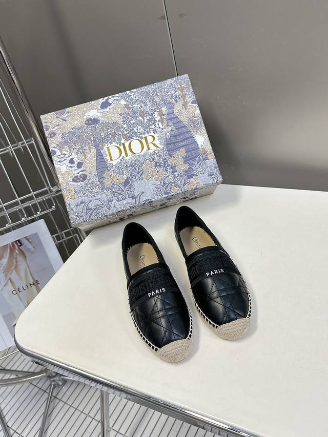 迪奥Dior春夏新款爆款渔夫鞋 简约大气时髦，耐看不过时，是时尚圈永不退潮的经典所在，复古的渔夫鞋。 原版手工编织面，电绣工艺！特定布面 原版开模生胶防滑大底