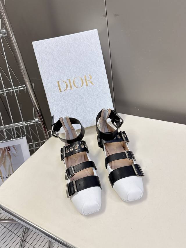 Dior 迪奥春夏新款玛丽珍乐福鞋 一眼就想要玛丽珍单鞋简单大方‘低调奢华！配上醒目的Chanristian Dior标志扣非常高级穿着舒适好看 而且好搭配春夏
