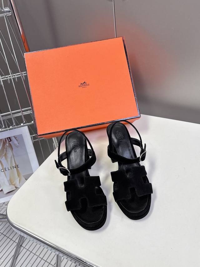 爱马仕Hermes春夏新款高跟凉鞋 鞋面：进口头层绒面牛皮，垫脚混种羊羔皮，原版真皮大底。一分钱一分货，真材实料，无论是皮料、楦型、鞋底、工艺，都跟Zp一致 绒