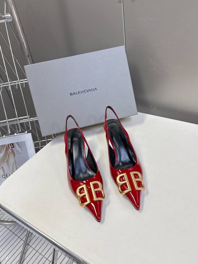 巴黎世家 Balencaga 新款漆皮Bb五金扣系列！这款鞋型是淑女尖头跟鞋上脚美爆又百搭 Ins爆款 原版购入开模，定制鞋面原版牛漆皮，私膜定制五金扣，所有的