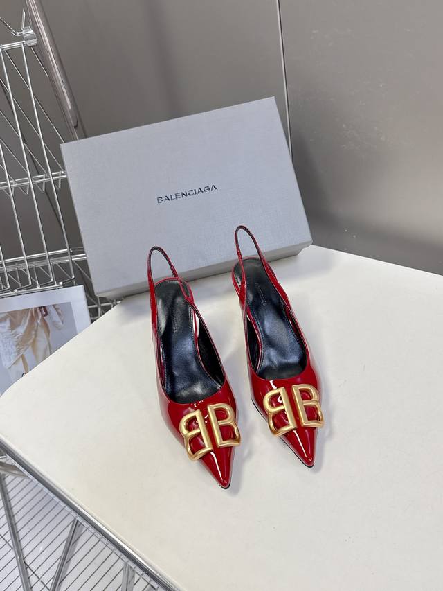 巴黎世家 Balencaga 新款漆皮Bb五金扣系列！这款鞋型是淑女尖头跟鞋上脚美爆又百搭 Ins爆款 原版购入开模，定制鞋面原版牛漆皮，私膜定制五金扣，所有的