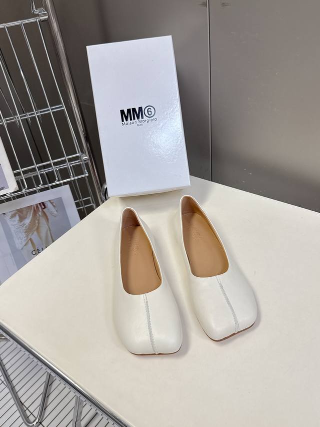Maisom Margiela Mm6 马吉拉单鞋 这双热度超高的单品 必须人手一双入手了 不能错过的单品 炸裂了 独家原版购入开发 不能错过的一款 鞋面：进口