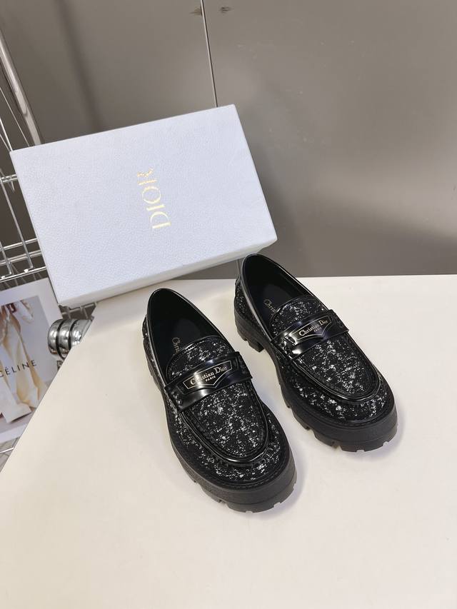 Dior 迪奥25春夏新款超轻乐福鞋 全新大底厚底 版面力求打造时尚经典单品 巴黎时装周第一场分量十足的大秀场打造的新品 灵感由D主设计师巧妙结合在完美鞋型上.