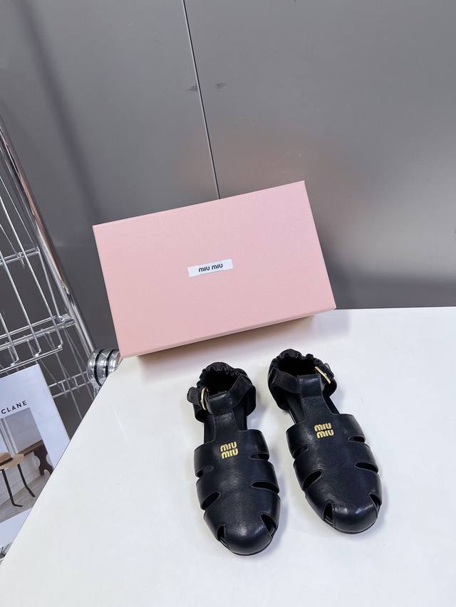 Miumiu缪缪春夏走秀款罗马凉鞋猪笼鞋 超多明星网红种草 复古时髦前 品牌Logo标志性金属标搭配每一个设计元素都踩在时髦点上 上脚非常好看舒适 超多网红种草