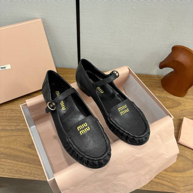 出厂 Miumiu26春款 新款单鞋玛丽珍小皮鞋 乐福鞋 楦型百搭瘦脚Yyds.造型立体饱满，帅气十足 上脚舒适 非常复古风、气场十足，原版电绣Logo设计风格