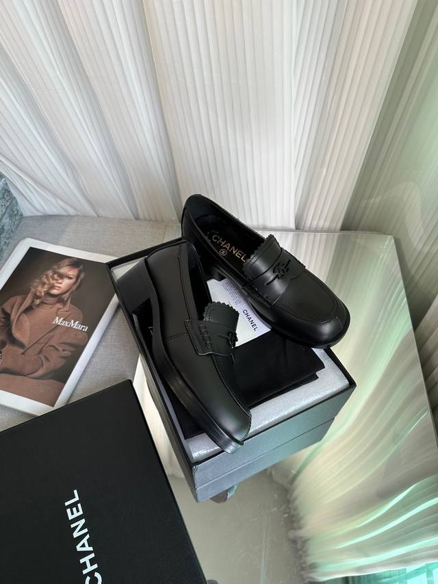 Chane*｜小香经典金属双C方扣乐福鞋 原版1:1打造完美楦型，鞋面的设计很特别，点缀小香经典五金扣，超有香奶奶家的调调！高级感十足超级时尚！上脚特别舒服柔软
