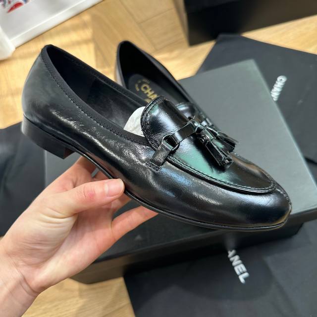 小香 官网香奈儿早春玛丽珍单鞋四季，系列新品乐福鞋满满的复古风 秀气的鞋型 看着就很讨喜，小圆的鞋头 衬托脚也变得瘦瘦的，上脚给人就是一种年代的复古情怀四季鞋、