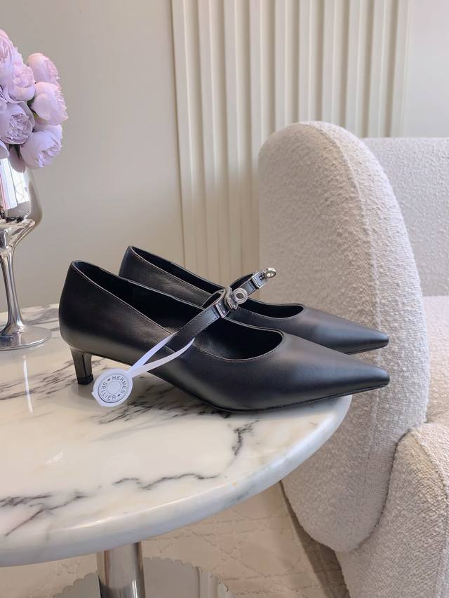 出厂价p 顶级版本 Herme*经典Kelly扣尖头单鞋 这一季的美到心坎里了 超级百搭时髦的老钱风 上脚超级舒适 随意穿出高级感 鞋面原版小牛皮 内里垫脚羊皮