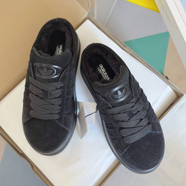 顶级版本：女款 Adidas 阿迪达斯 最新 厚底 皮毛一体 加绒 保暖 雪地靴 毛拖 这款 Campus Oos经典运动鞋巧妙融合了面向冬季的舒适性和时尚性。