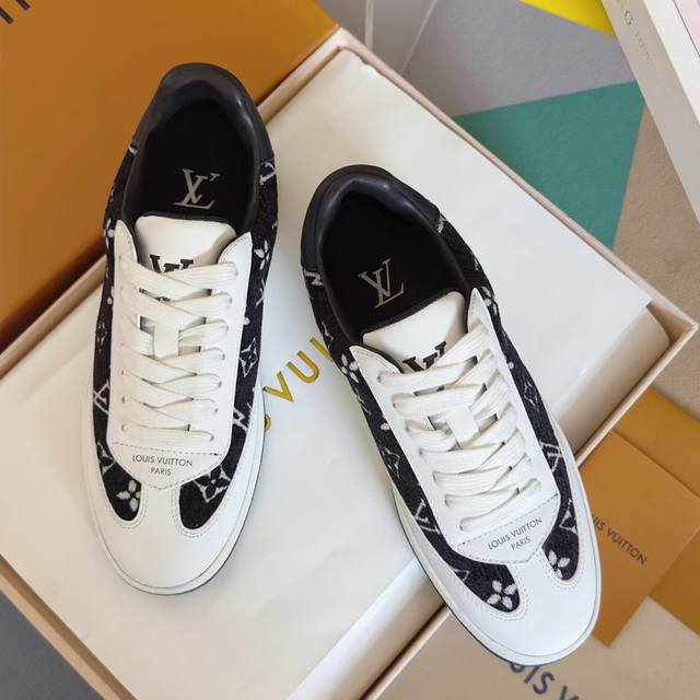 顶级版本：女款 Lv路易威登 L家 驴牌 Flash系列 休闲 运动鞋 德训鞋 本款 Lv Flash 运动鞋以简约时尚构型亮相 2026 春夏系列。牛皮革鞋面