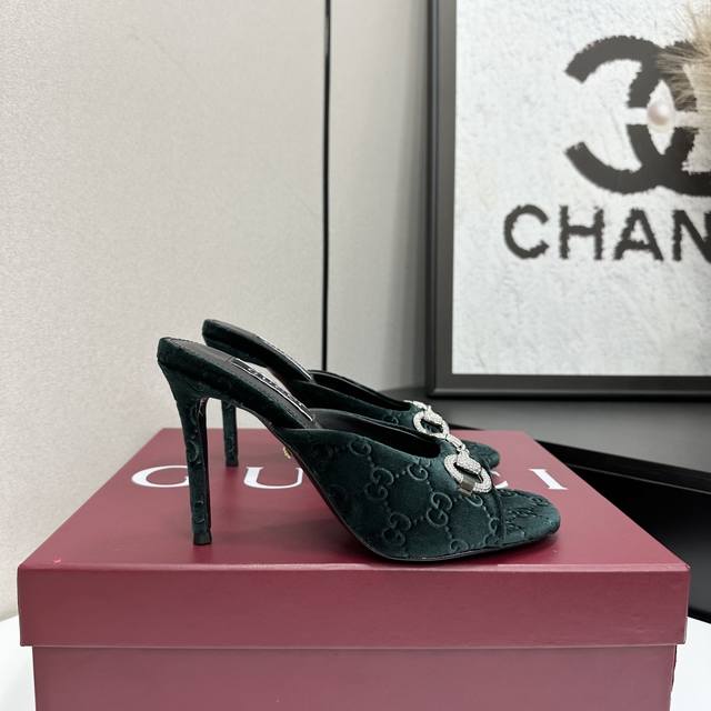 2025夏季 Gucci 最新D字浅金马衔扣丝绒半拖 凉鞋 这款女士夹趾凉鞋搭配饰经典大D新马衔扣细节金色调配件，彰显品牌传承，尽显别样魅力。采用精致羊皮打造，