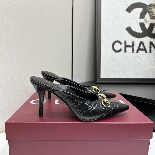 2025夏季 Gucci 最新D字浅金马衔扣丝绒半拖 凉鞋 皮面 压花 这款女士夹趾凉鞋搭配饰经典大D新马衔扣细节金色调配件，彰显品牌传承，尽显别样魅力。采用精