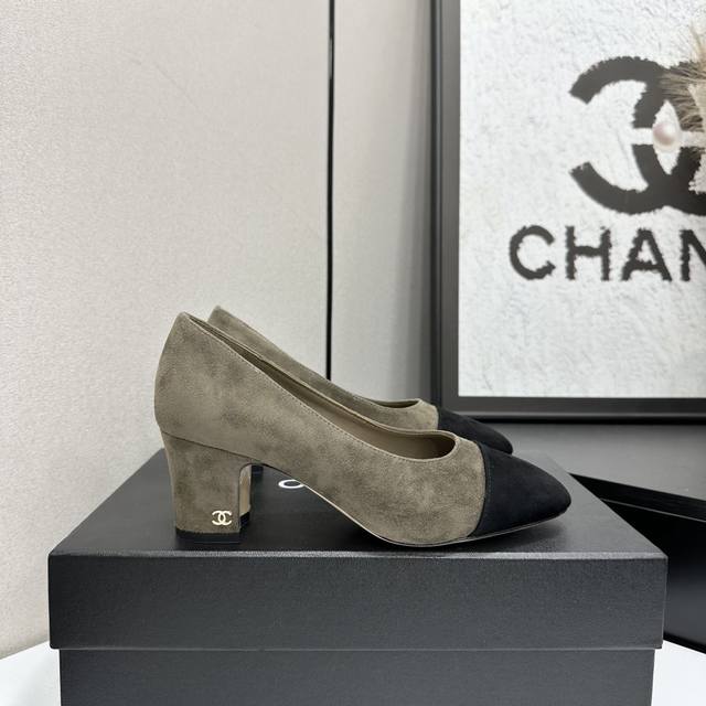 2025小香 本季秋冬季必备单品！！ 香奈儿秋冬重工爆款 小红书力推款，怎么搭配都好看，时髦精必备，香奈儿女士钟爱简约又难以抗拒系搭配展现与众不同的穿搭风格、自