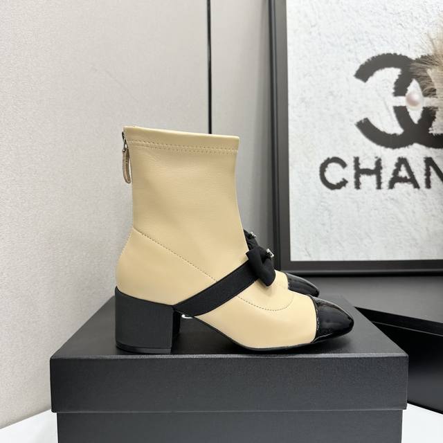 2025Sss官网、小红书同步最新配色小香家爆款火热上线，骑士马丁长靴，做工升级版，高品质！ 时尚潮流最新款，上脚超百搭暖底，女主们的最爱 鞋面：弹力羊皮 内里