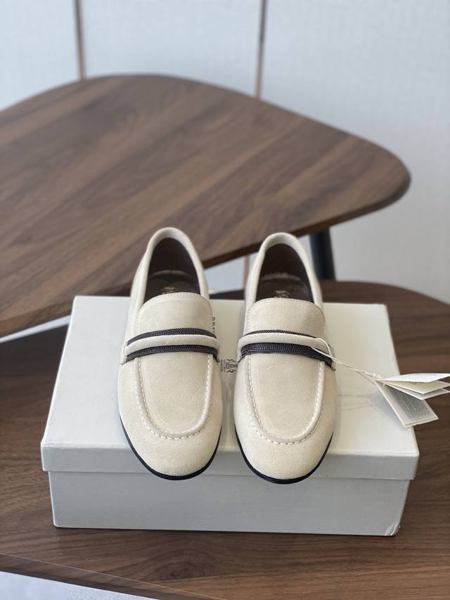 出厂： 独家顶级版本 Brunello Cucinelli 25Ss 秋冬新款复古乐福鞋 Bc是意大利知名品牌，极简主义风格，纯手工串联珠链配饰！复古又高级！简
