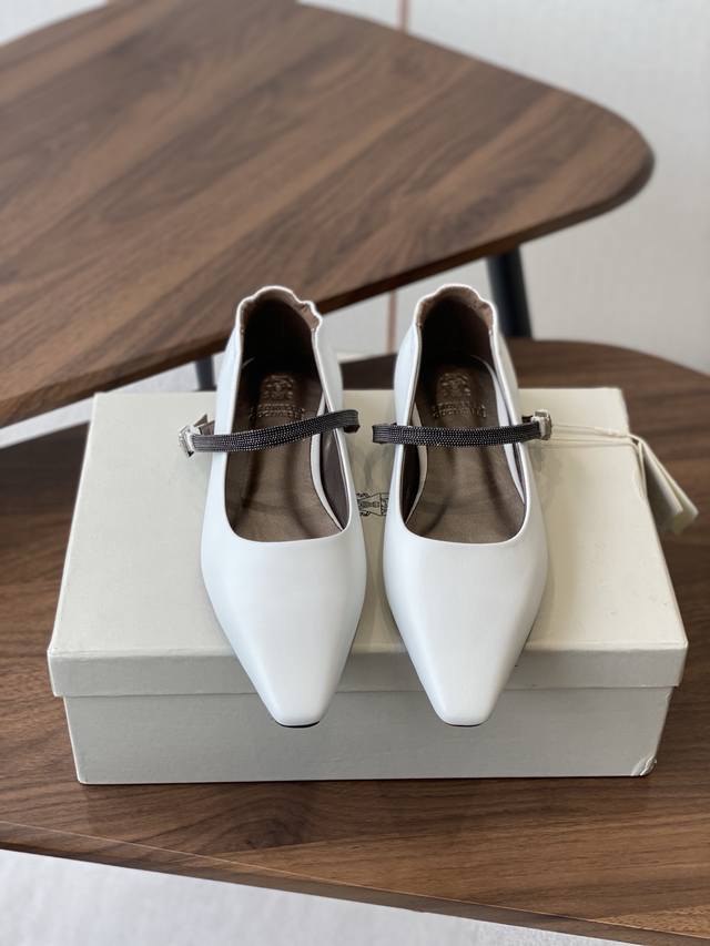 出厂： 独家顶级版本 Brunellocucinell* Bc 25Ss 秋冬 平底方头单鞋 方头鞋一贯是很有女人味的 优雅 精致不急不缓 是有一种气质的这是很