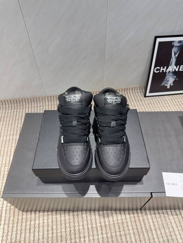 出厂:情侣 独家顶级版本 A*Miri埃米尔2025Vs情侣面包休闲鞋系列 情侣面包休闲鞋 官网同步更新情侣款最新配色 注意区分细节 接受一切对比，经反复开模数