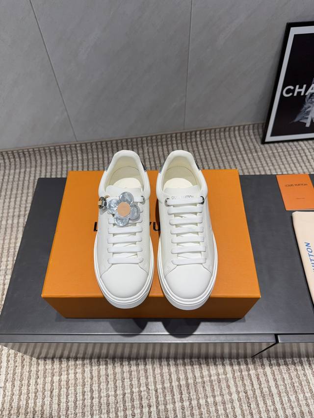 出厂: 顶级独家首发 圆头厚底休闲鞋 Lv 25秋冬首发真的又是新一款王炸新款，姐妹们，上脚太好看啦专柜购买原版一比一开发，所有细节，材料，品质，跟专柜无区别，