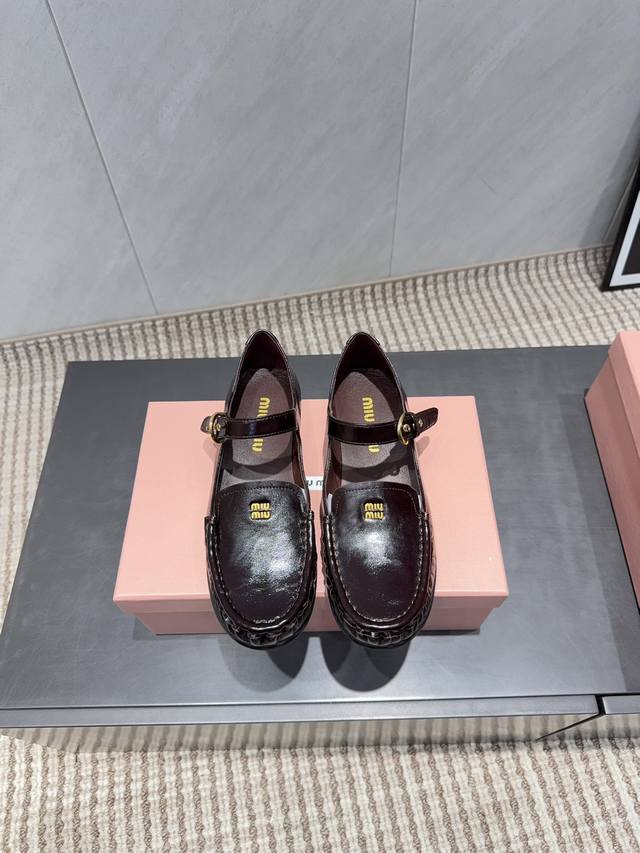 出厂: 独家顶级版本 Mi* Mi*缪*缪2025Vs秋季新款乐福单鞋系列 圆头横带乐福鞋 Miu Miu源于意大利时尚设计品牌一系列渔夫鞋 草编麻绳设计 上脚