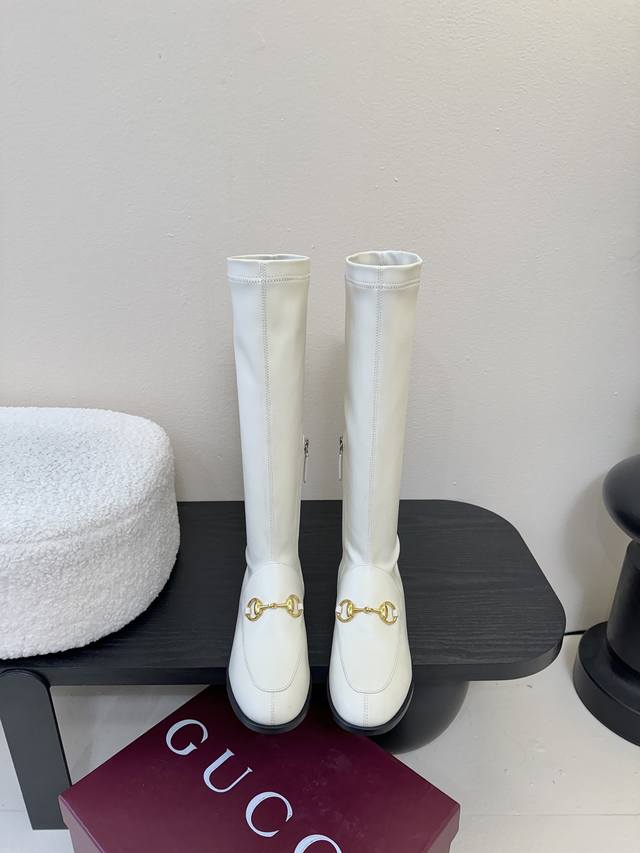 Gucci 古驰经典双G马衔扣复古乐福弹力靴 当百年马术基因邂逅现代穿着哲学 这款弹力靴便有了跨越时光的魅力 标志性马衔扣以浅金色调雕琢 既是品牌起源的优雅注脚
