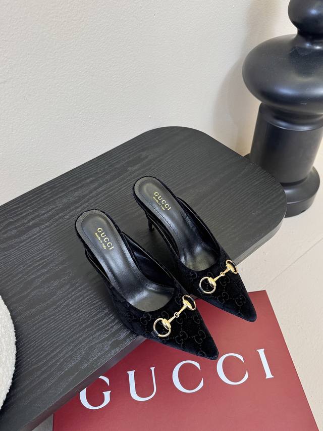 绒 皮 2025夏季 Gucci 最新D字浅金马衔扣丝绒半拖 凉鞋 这款女士夹趾凉鞋搭配饰经典大D新马衔扣细节金色调配件，彰显品牌传承，尽显别样魅力。采用精致羊