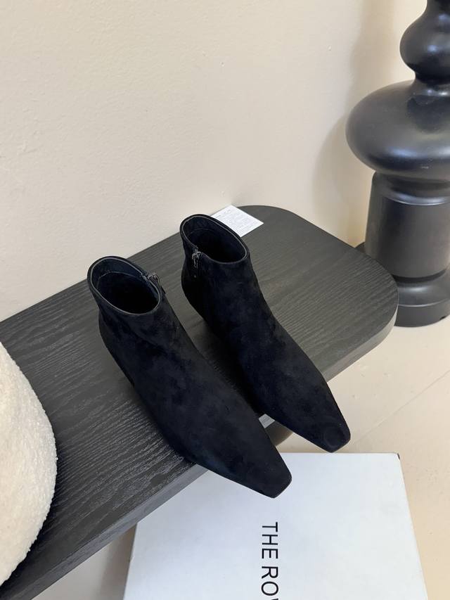 The Row25秋冬新品小方头猫跟小短靴裸鞋！ 这款短靴简直是可以被叫做断货王！小小方头设计极简又高级感十足， 知性优雅一款真正可以裸脚穿的小短靴，可以说一年