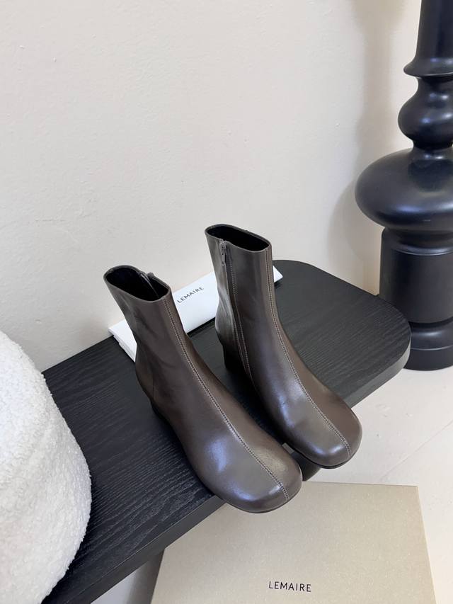 Lemaire 25Ss 新款极简高跟靴低调有品，处处散发着迷人的气质 一双高级又实用的小皮靴用这种随意又慵懒的方式表达出来，我真的超级喜欢 鞋面是用进口牛皮