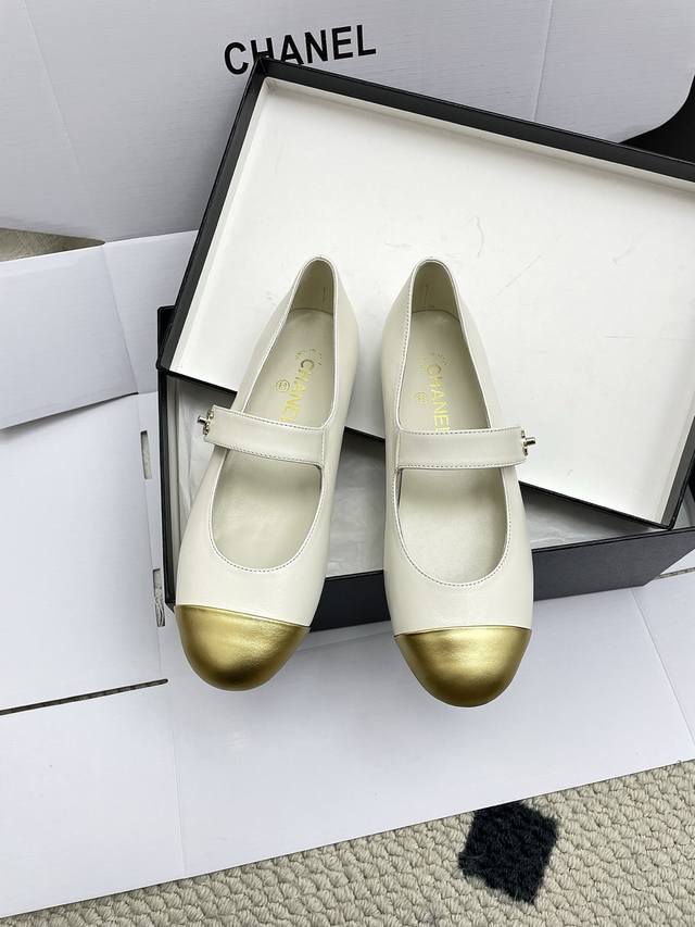 飞机盒10 Chanel25Ss夏季新款一字带平底单鞋 玛丽珍鞋 专柜品质 每年必入的经典款之一！设计 更加彰显和品味～所有材质都根据原版定制！购入正品开发。万
