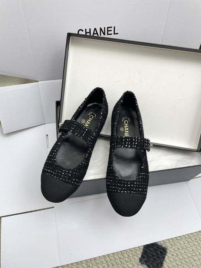 飞机盒10 Chanel25Ss夏季新款一字带平底单鞋 玛丽珍鞋 专柜品质 每年必入的经典款之一！设计 更加彰显和品味～所有材质都根据原版定制！购入正品开发。万