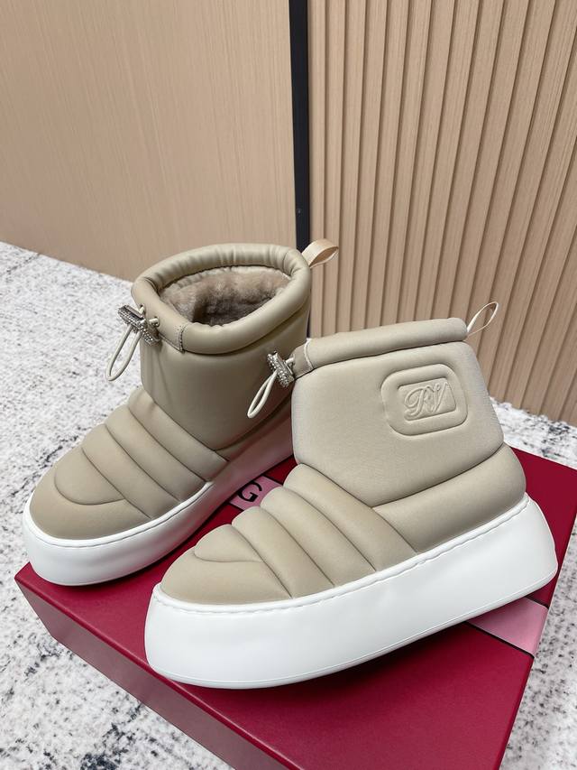 新款 雪地靴 蓬松织物短靴 厚底泡芙靴. 鞋面以衍缝夹棉织物制成，柔软舒适，轻便的Eva材质鞋底宛如瑜伽垫，尽显挺拔身姿又保暖，配有带闪钻饰扣的抽绳，绵羊毛衬里