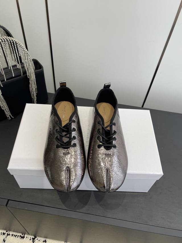 Maison Margiela早春走秀新款 马吉拉最新分趾小皮鞋休闲鞋新品百搭复古 给你不一样的感觉 鞋面进口爆裂牛皮材料 内里进口双面绒+羊皮垫脚 意大利原版