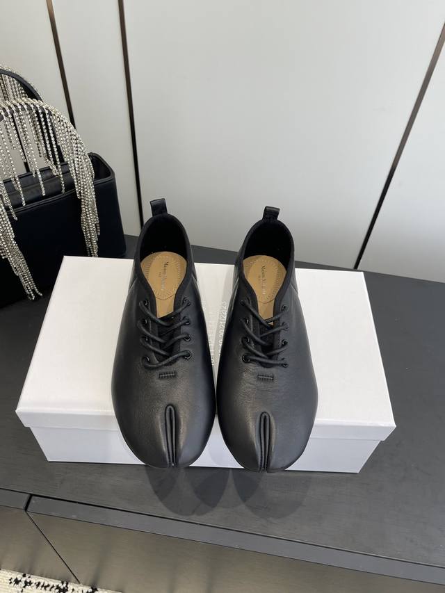 Maison Margiela早春走秀新款 马吉拉最新分趾小皮鞋休闲鞋新品百搭复古 给你不一样的感觉 鞋面采用进口羊皮材料 内里进口双面绒+羊皮垫脚 意大利原版