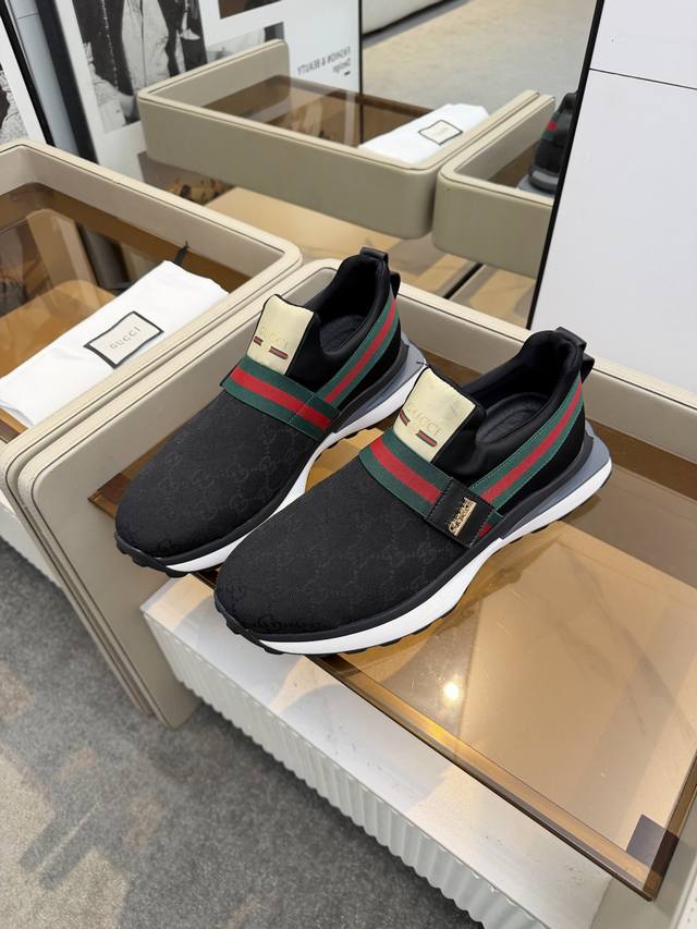 出厂价pp： G家系列，市场独家打造。经典Gg图案布满鞋身，复古又摩登。白色鞋带与鞋底相衬，干净清爽，细节处尽显精致。无论是漫步街头还是休闲聚会，它都能为你加持