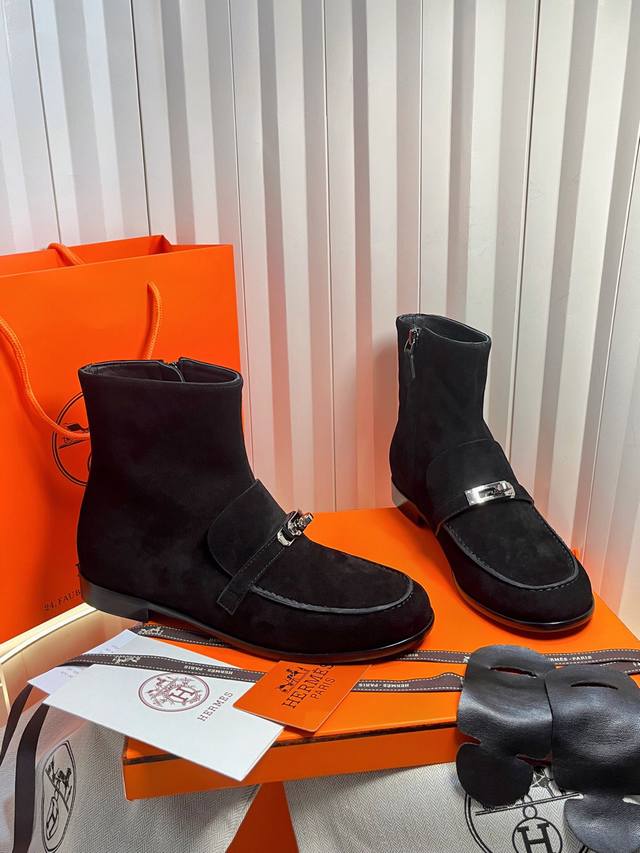 时尚气质短靴，2025爱新款Kelly扣平底短靴，酷飒有范好穿女靴，侧拉链设计穿脱超方便，日常搭配牛仔裤，连衣裙都很有格调，实物实拍！ Size：35～40 4