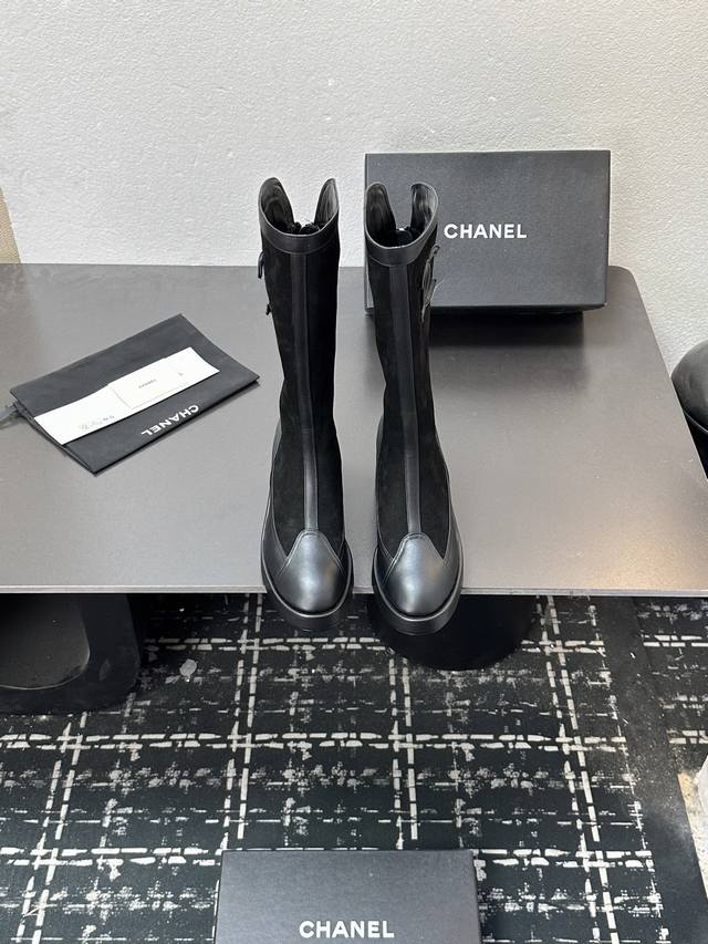 2025Sss官网、小红书同步最新配色小香家爆款火热上线，骑士马丁长靴，做工升级版，高品质！ 时尚潮流最新款，上脚超百搭暖底，女主们的最爱 鞋面：牛反绒 内里：