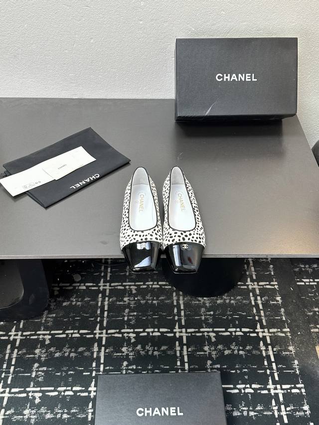 2025小香 本季秋冬季必备单品！！ 香奈儿秋冬重工爆款 小红书力推款，怎么搭配都好看，时髦精必备，香奈儿女士钟爱简约又难以抗拒系搭配展现与众不同的穿搭风格、自