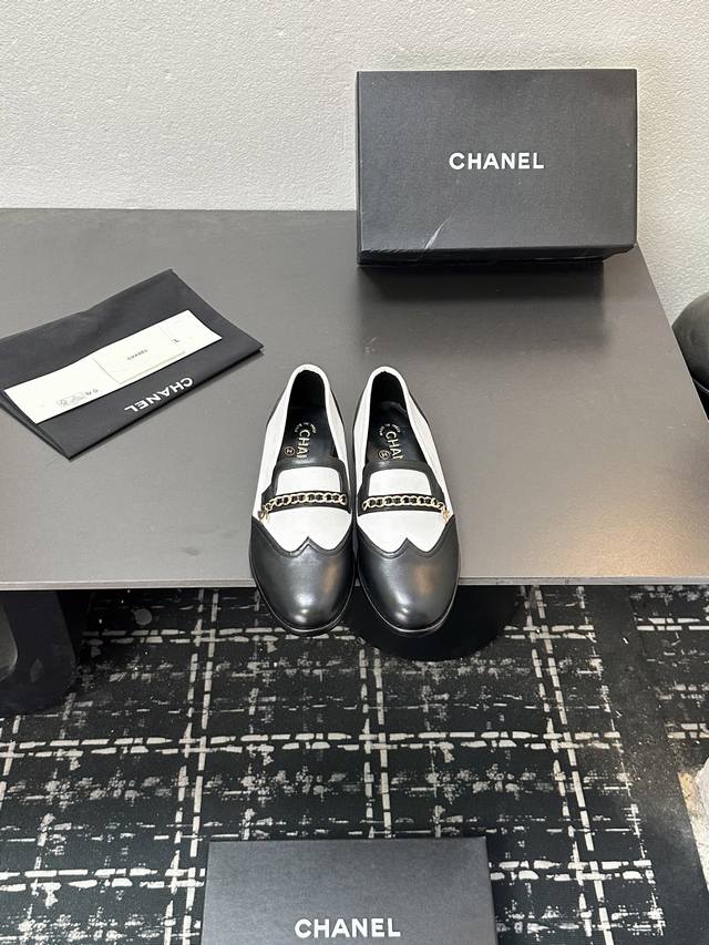 香奈儿中古链条经典复古羊皮拼色拼接乐福鞋半拖 鞋面拼色设计～复古的鞋型～超有香奶奶家的调调～上脚舒服～通勤百搭～光脚穿或搭配中筒袜 配裙子 裤子 都是无敌美～满