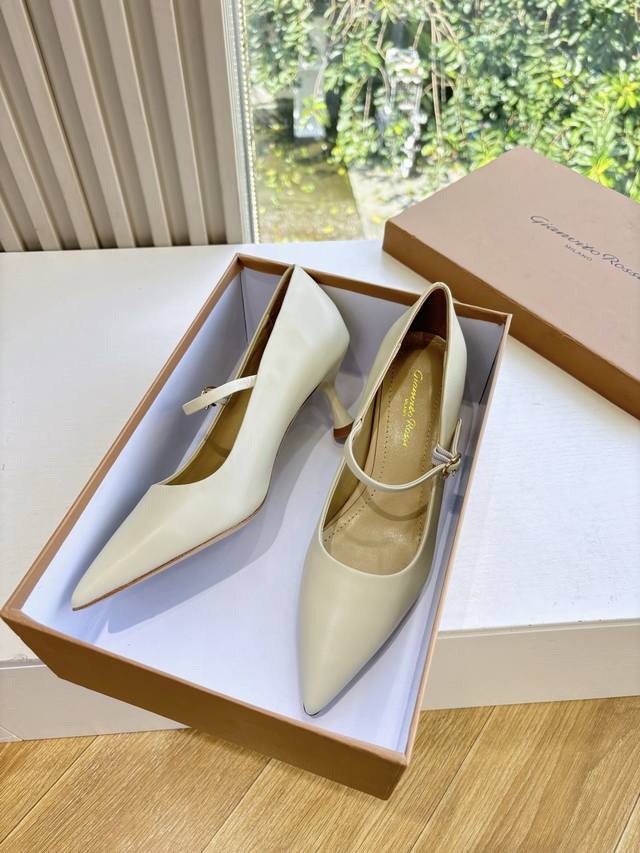 G305吉安维托 罗西Gianvitorossi 25单鞋 轻松移动，方头短靴 素面设计，简单大方。时尚亮点！ 秉承了其传统意大利工艺，专注精巧细节，打造优雅女