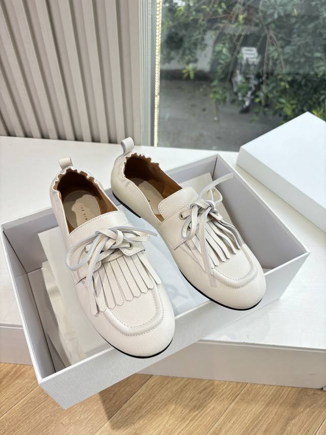 G028The Row 25新款平底单玛丽珍乐福鞋很少会看到会做到这么精细、而且对脚的包容性特别强，把脚型修饰得妥妥的，又不失独特韵味，上脚方便便捷，且非常舒适