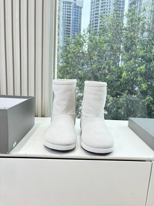 现货供应矮筒G027代购级别Balenciaga巴黎世家25Fw雪地靴棉鞋Venom认准高版本 这款靴子在设计上独具匠心 以绑带与皮带元素作为亮点 不仅能将靴子